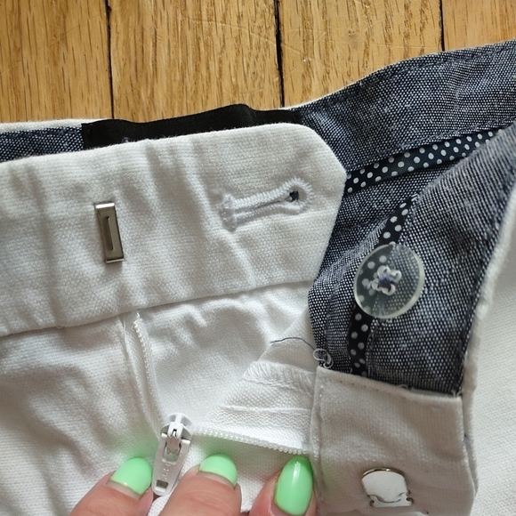 Banana Republic White Scalloped Hem High Waist Shorts With Faux Pockets. Size 8 - Picture 3 of 5